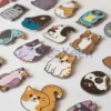 Una collezione di adesivi colorati per cani e gatti progettati come magneti da frigo personalizzati.