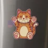 Una collezione di adesivi colorati per cani e gatti progettati come magneti da frigo personalizzati.
