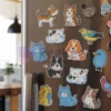 Una collezione di adesivi colorati per cani e gatti progettati come magneti da frigo personalizzati.