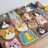 Una collezione di adesivi colorati per cani e gatti progettati come magneti da frigo personalizzati.