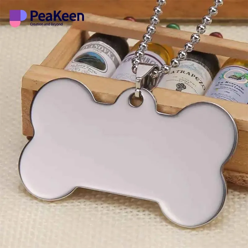 Collar con placa de identificación en blanco de acero inoxidable para mascotas, con un diseño elegante perfecto para su personalización e identificación.