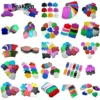 Une collection d'objets et d'accessoires en plastique présentés sur un fond d'étiquette vierge.