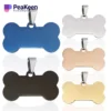 Plaque d'identification vierge pour chien en peakeen affichée plusieurs fois, mettant en valeur son design simple et polyvalent pour l'identification des animaux de compagnie.