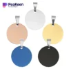 Quatre pendentifs en métal de couleurs différentes, chacun doté d'une étiquette vierge pour la personnalisation.