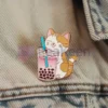 Una simpatica spilla smaltata con un gatto che gusta il bubble tea, con un disegno personalizzato di un gatto boba.