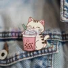 Spilla personalizzata con un gatto giocherellone che gusta il bubble tea, perfetta per gli amanti dei gatti e gli appassionati di boba.