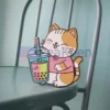 Un affascinante gatto con una bevanda a base di bubble tea, con spille personalizzate uniche per gatti boba che aggiungono un tocco divertente all'immagine.