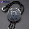 Un cordón negro y plateado con la letra "R", diseñado como accesorio de corbata bolo metálica personalizado.