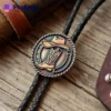 Un cinturón de cuero con un diseño de bota vaquera, complementado con una corbata bolo metálica personalizada para un estilo western único.