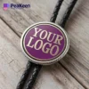 Una pulsera de cuero con logotipo, complementada con un bolo metálico personalizado para un accesorio con estilo.