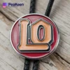 Corbata bolo metálica personalizada con un collar en el que aparece elegantemente la palabra "lo".