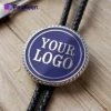 Corbata bolo metálica personalizada con insignia del logotipo, elegantemente atada con un cordón de cuero para un aspecto elegante.