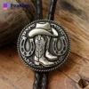 Un sombrero y unas botas de vaquero exhibidos en un cordón de cuero, con una corbata bolo metálica personalizada para un estilo western único.