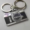 Брелок для фотоаппарата с изящным словом "peakeen", нанесенным на его поверхность.