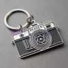Брелок для фотоаппарата с изящным словом "peakeen", нанесенным на его поверхность.