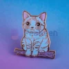Spilla smaltata con un gatto blu su un suggestivo sfondo viola, perfetta per gli amanti dei gatti e i collezionisti.