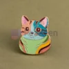 Una vivace spilla a forma di gatto su uno sfondo vivace e colorato, con tonalità giocose e dettagli intricati.