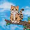 Un gatto appollaiato su un ramo in un cielo azzurro, con un design giocoso e stravagante.