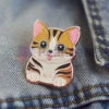 Un'affascinante spilla a forma di gatto su una giacca di jeans, per un accessorio divertente e di tendenza.