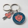 Porte-clés personnalisé pour couple symbolisant l'amour et la connexion, avec des cœurs entrelacés et des gravures personnalisées.