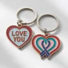 Porte-clés personnalisé pour couple avec la phrase "Love You", qui symbolise l'affection et la connexion entre les partenaires.