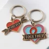 Deux porte-clés de couple personnalisés comportant les mots "forever together" élégamment affichés côte à côte.