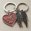 Porte-clés personnalisé pour couple avec la phrase "l'amour est dans l'air", parfait pour célébrer la romance et la connexion.
