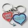 Porte-clés personnalisé pour couple avec la phrase "Love You Forever", symbolisant l'affection et la connexion durables.