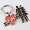 Un couple se tenant par la main, mettant en valeur un porte-clés en forme de cœur qui symbolise leur amour et leur connexion.