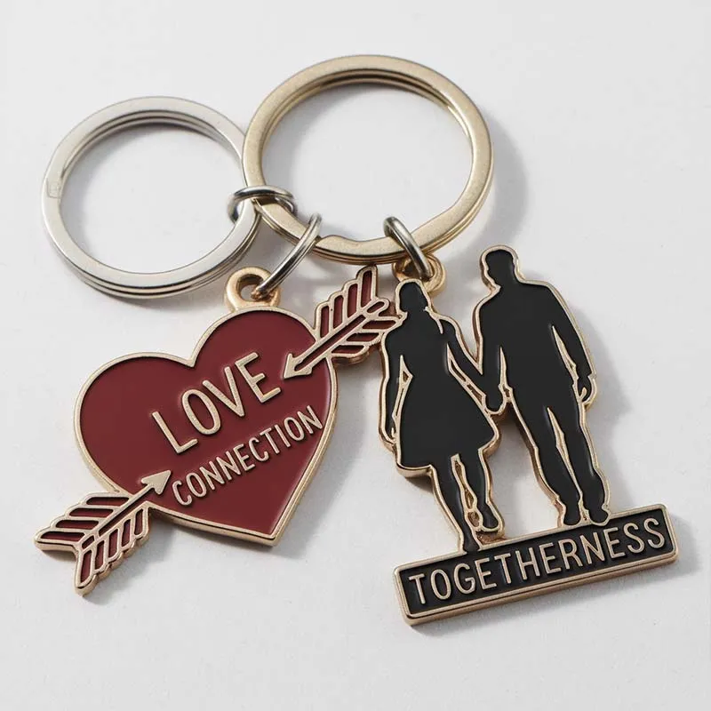 Dos llaveros personalizados para parejas con las palabras "Love Connection" y "Togetherness" elegantemente unidas.