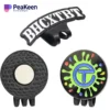 Soporte para tees de golf con logotipo personalizado diseñado para mayor comodidad, con espacio para marcadores de sombreros de golf y múltiples tees.