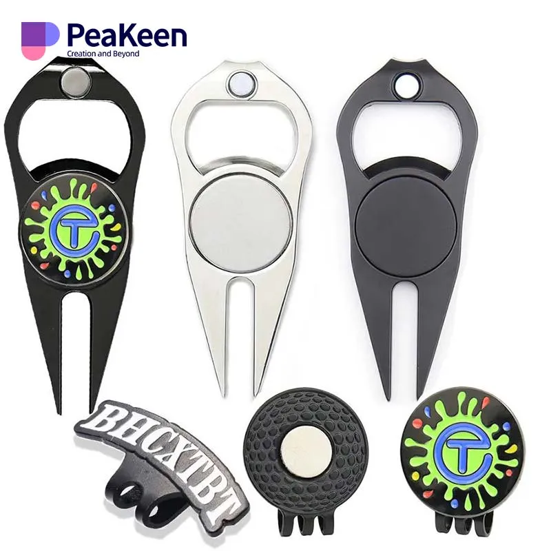 Golfballmarker neben einem Golfball und einem Flaschenöffner, mit einem Divot-Tool und Hutmarkern für die Bequemlichkeit.