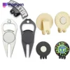 Una colección de accesorios de golf con varios diseños, que incluye herramientas de divot y marcadores de clip para sombreros.