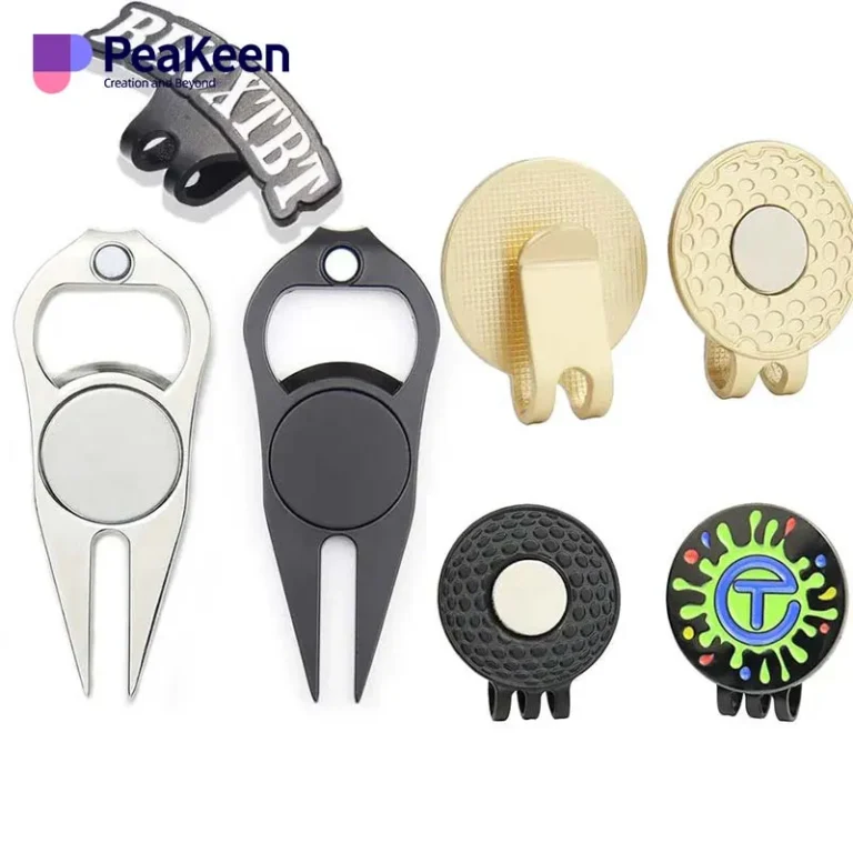 Una collezione di accessori per il golf con vari design, tra cui attrezzi per i divot e segnapunti.
