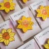 Individuelle Narzissen-Emaille-Anstecknadel mit einem leuchtend gelben Blumendesign, perfekt, um jedem Outfit einen Hauch von Frühling zu verleihen.