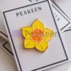 Individuelle Narzissen-Emaille-Anstecknadel mit einem leuchtend gelben Blumendesign, perfekt, um jedem Outfit einen Hauch von Frühling zu verleihen.