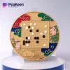 Una moneta d'oro con il disegno di una tavola da gioco, che rappresenta le medaglie personalizzate del gioco del Go.