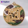 Medaglia personalizzata per il gioco del go con un disegno dettagliato del tabellone di gioco, che simboleggia il raggiungimento di una strategia e di un'abilità.