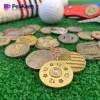 Una pelota de golf, un palo de golf y un marcador de golf descansan sobre la hierba verde, listos para una partida de golf.