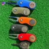 Un juego de cuatro palos de golf de colores que, junto con un cuchillo y un marcador de golf, muestran tonos vibrantes y diseños únicos.
