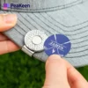 Insignia de gorra de golf personalizada con un diseño único, que sirve como elegante marcador de golf para los entusiastas.