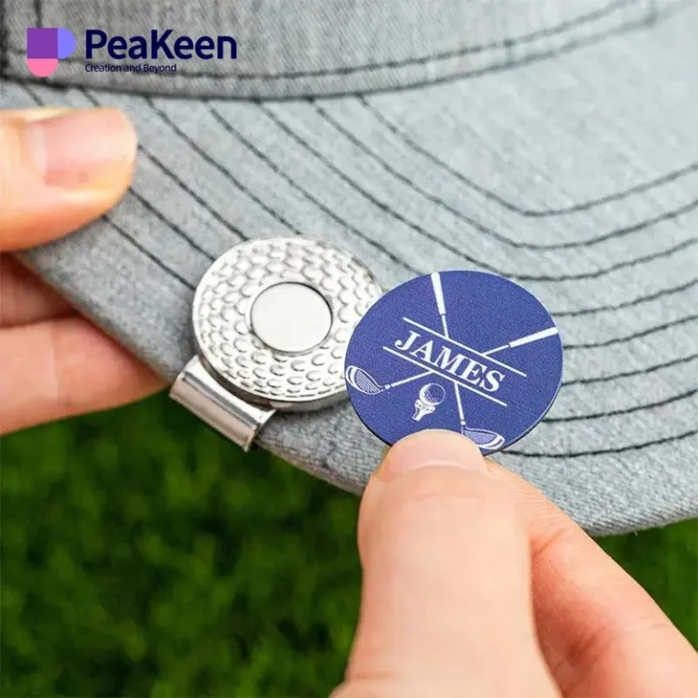 Distintivo personalizzato per berretto a palline da golf dal design unico, che funge da elegante segnalatore di golf per gli appassionati.