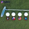 Una pelota de golf en un tee junto a una bandera, descansando sobre una exuberante hierba verde, mostrando un marcador de golf.