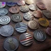 Una variedad de monedas con diseños únicos, entre ellas un marcador de golf, expuestas juntas de forma organizada.