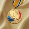 Золотая медаль с лентой, предназначенная для изготовления на заказ наград по гимнастике, символизирует достижения и успехи в этом виде спорта.