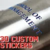 Vaso de acero inoxidable con adhesivos personalizados en 3D, que muestra un diseño elegante con un detalle de adhesivo metálico.