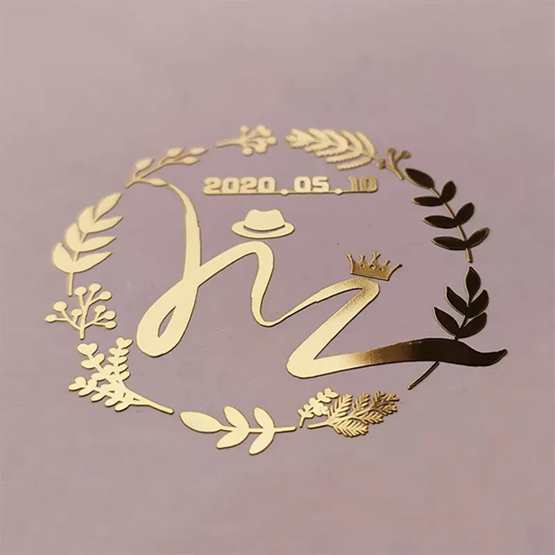 Ein goldenes Metalllogo auf einem leuchtend rosa Hintergrund, das Eleganz und modernes Design ausstrahlt.