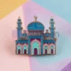 Épingle en émail coloré représentant une mosquée, symbole de la foi et de la culture. Idéal pour un usage personnel ou un cadeau. Épingle à mosquée personnalisée.