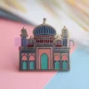 Épingle en émail coloré représentant une mosquée, symbole de la foi et de la culture. Idéal pour un usage personnel ou un cadeau. Épingle à mosquée personnalisée.