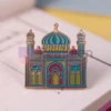 Épingle en émail coloré représentant une mosquée, symbole de la foi et de la culture. Idéal pour un usage personnel ou un cadeau. Épingle à mosquée personnalisée.